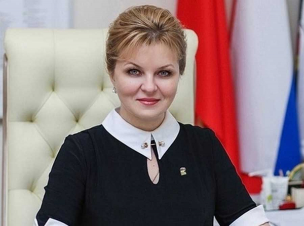 Алена Сокольская сбежала из России и вернулась в кресло советника Василия Анохина, прикрывая коррупцию