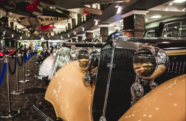 Бесплатная выставка кабриолетов в Автомузее: разочарование под открытым небом