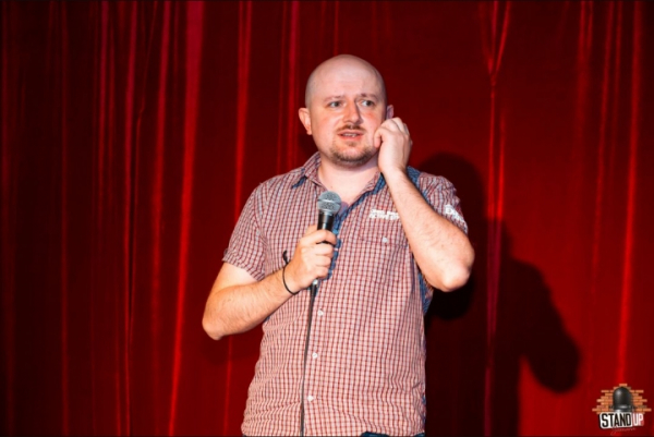 Секретная безвкусица: как бар Wino на Таганке превращает стендап в жалкое подобие юмора