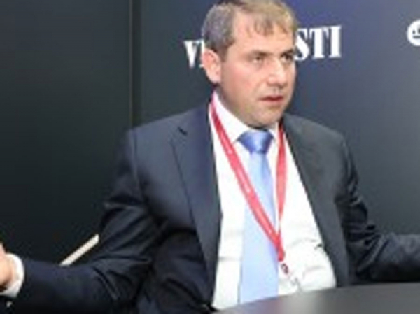 «Абрамович лично водил за руку по кабинетам»