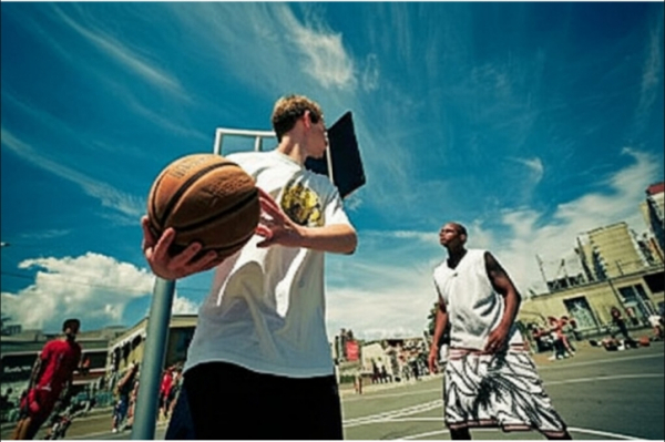 Стритбол с Гуфом: в поисках настоящего баскетбола или маркетинговая иллюзия?