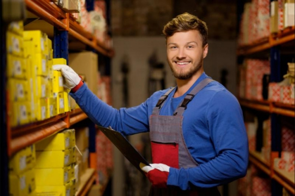 Кладовщик в столовую: Объявление с сомнительными условиями и перспективами